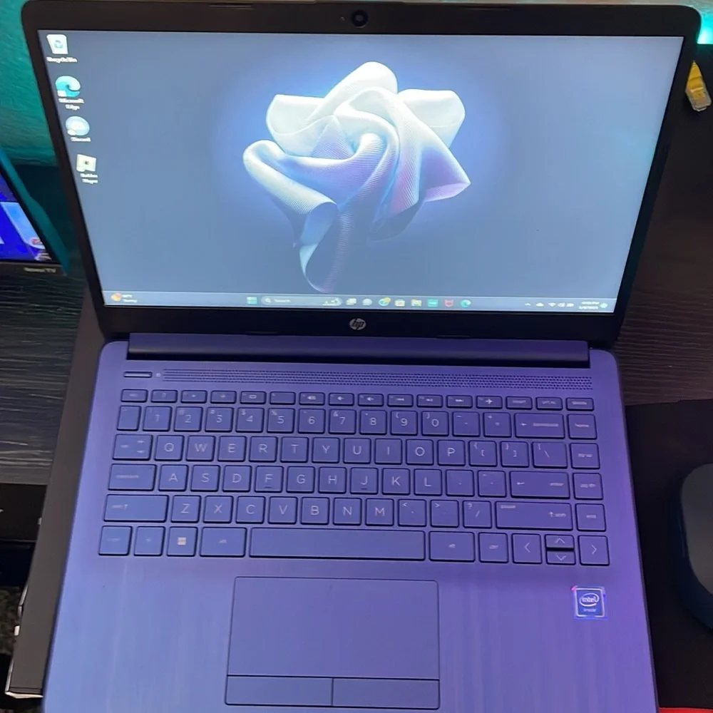 Hp laptop with a onn wireless mouse
